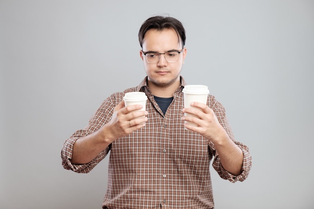 Portrait, homme, choisir, tasse, café