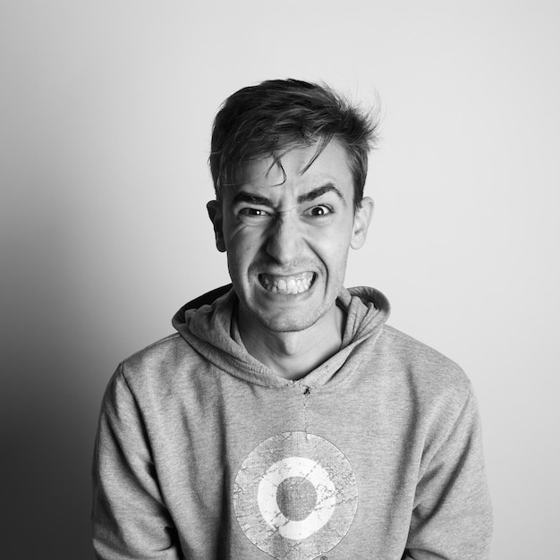 Photo portrait d'un homme en colère contre le mur