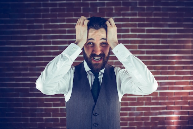 Portrait homme en colère avec la tête dans les mains