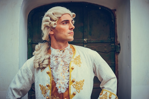 Photo portrait d'un homme en costume médiéval style rétro et concepts de vêtements historiques