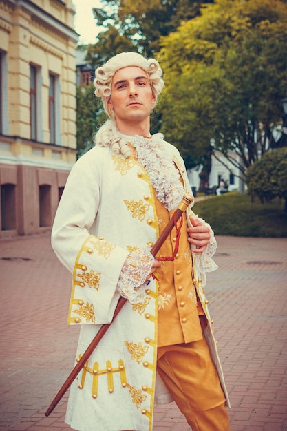 Portrait d'un homme en costume médiéval Style rétro et concepts de vêtements historiques