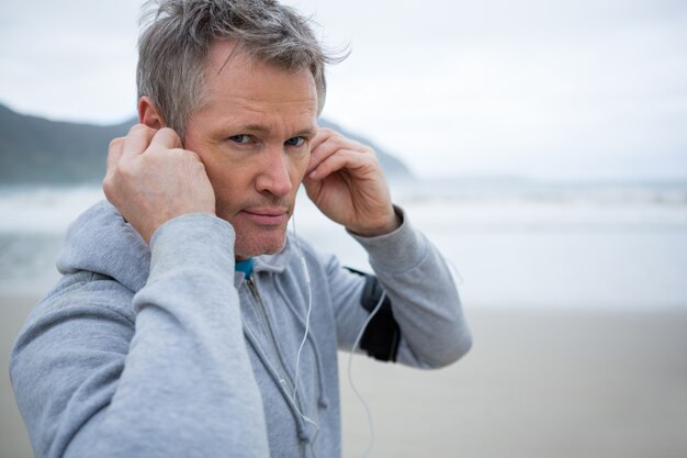 Portrait, homme, Écoute, musique, écouteurs, plage