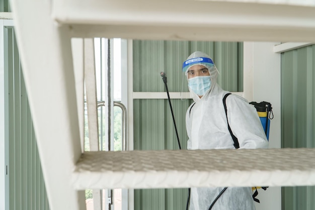 Portrait d'un homme dans une fenêtre