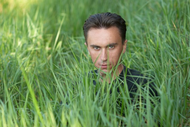 Portrait d'homme dans l'herbe verte
