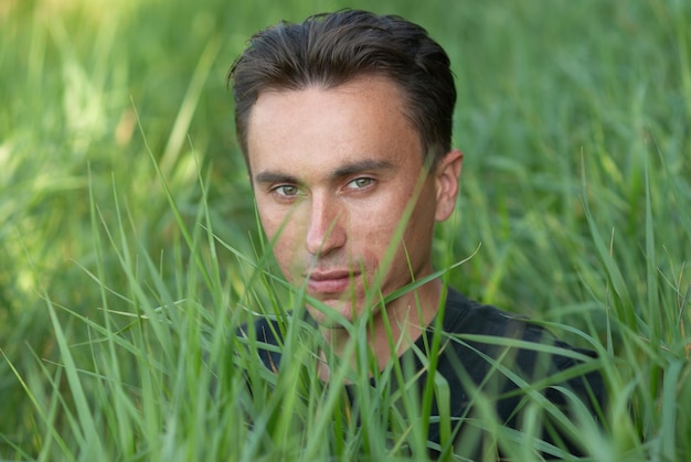 Portrait d'homme dans l'herbe verte