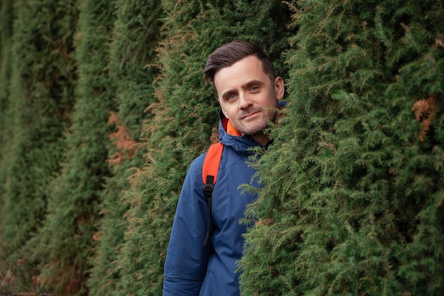 Portrait d'homme dans le parc d'automne sur fond de nature d'automne