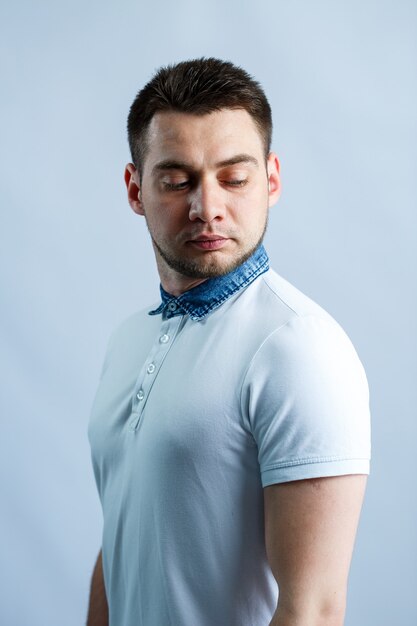 Portrait d'un homme dans un polo blanc