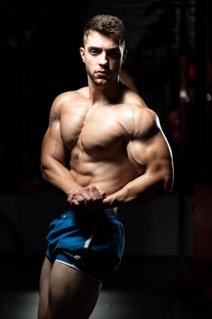 Portrait d'un homme dans une salle de sport moderne