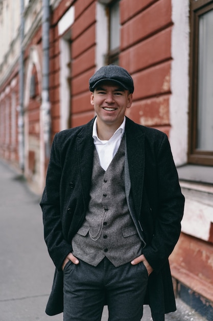 Portrait d'un homme dans un style rétro. Œillères Peaky. Ancien.