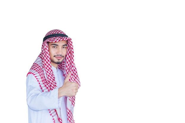 Photo portrait d'un homme dans un tableau de bord debout sur un fond blanc