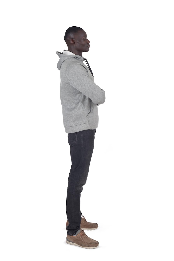 Photo portrait d'un homme debout avec les bras croisés sur un fond blanc