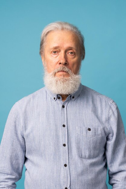 Photo portrait d'un homme debout contre un ciel bleu clair