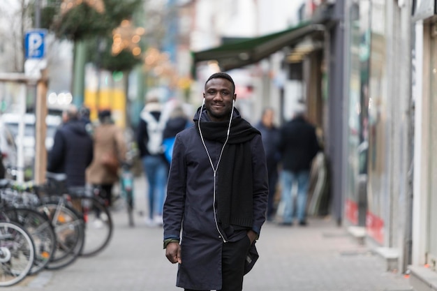 Photo portrait d'un homme debout dans la rue de la ville