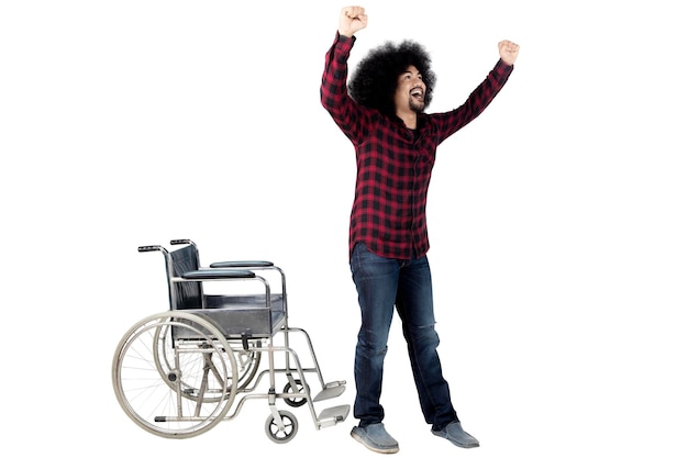 Photo portrait d'un homme debout sur un fond blanc