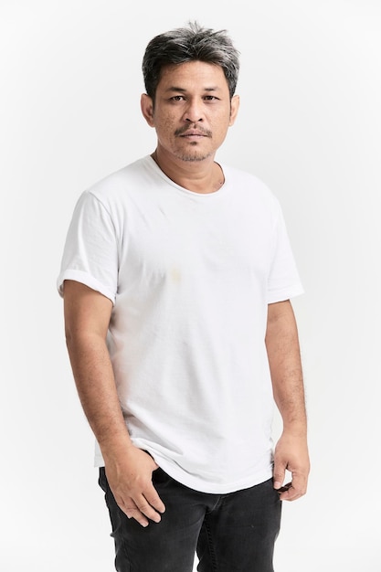 Portrait d'un homme debout sur un fond blanc