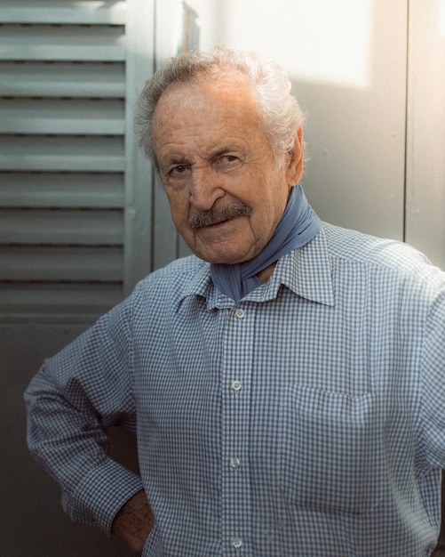 Portrait d'un homme debout à la maison