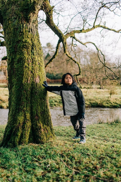 Photo portrait d'un homme debout sur le tronc d'un arbre