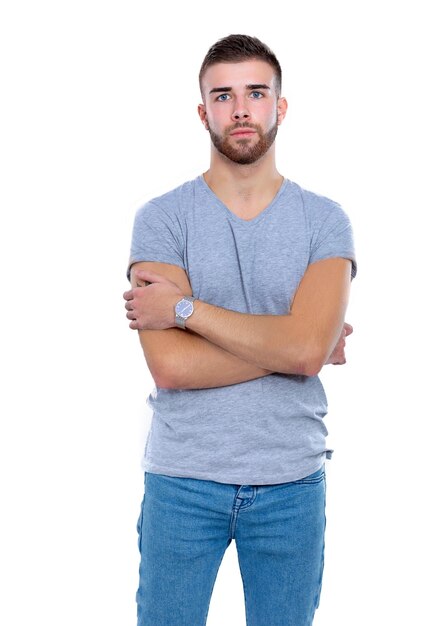 Portrait d'un homme décontracté heureux debout isolé sur un fond sombre