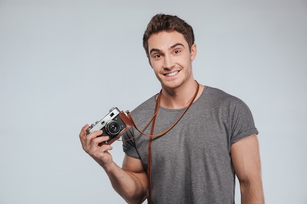 Portrait D'un Homme Décontracté Souriant Tenant Un Appareil Photo Rétro Isolé Sur Blanc