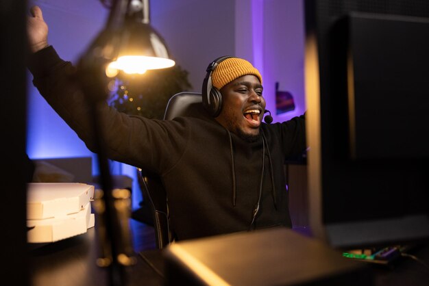 Portrait d'un homme détendu portant un sweat-shirt et une casquette que l'homme a gagné dans un jeu informatique