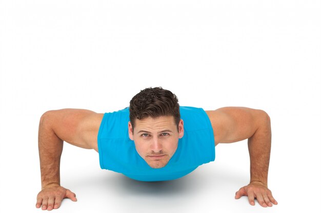 Portrait d&#39;un homme déterminé faisant des push ups