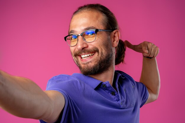 Photo portrait d'un homme drôle de nerd dans des verres