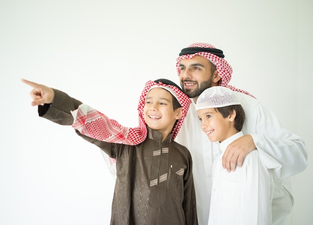 Portrait d&#39;un homme du Moyen-Orient avec des enfants