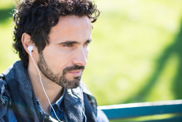 Portrait d&#39;un homme écoutant de la musique en plein air