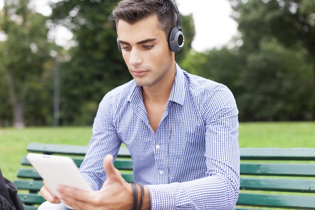 Portrait d&#39;un homme écoutant de la musique en plein air