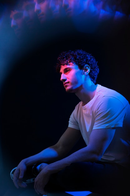 Photo portrait d'homme avec des effets visuels de lumières bleues