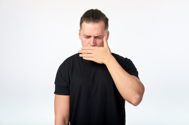 Portrait D'un Homme Effrayé Couvrant Sa Bouche Avec La Main. Prise De Vue En Studio