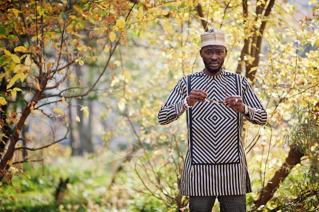 Portrait d'un homme élégant au chapeau.