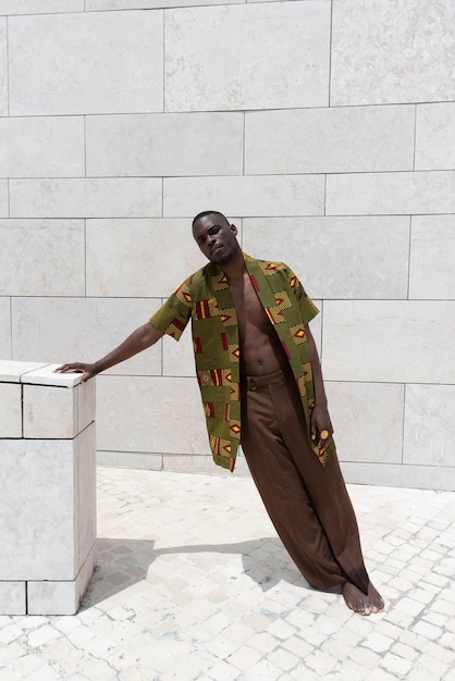 Portrait d'homme à l'extérieur en tenue africaine traditionnelle