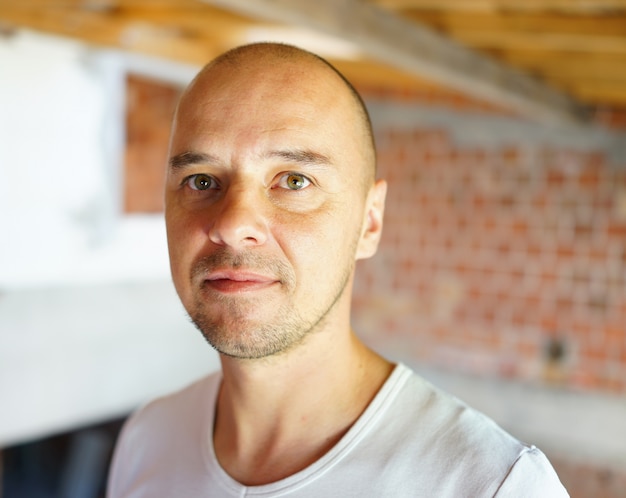 Portrait d&#39;un homme à l&#39;extérieur