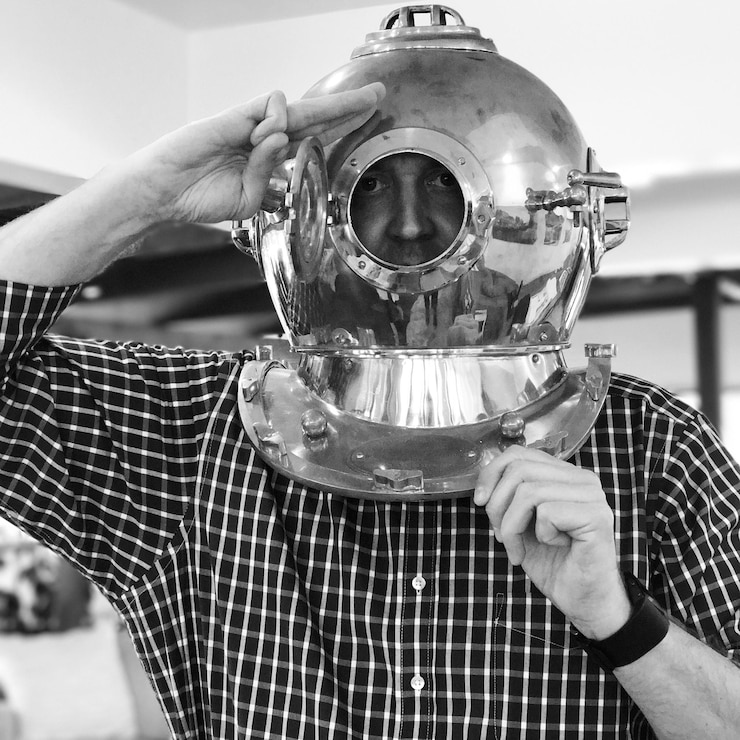 Photo portrait d'un homme faisant le salut en portant un casque de plongée