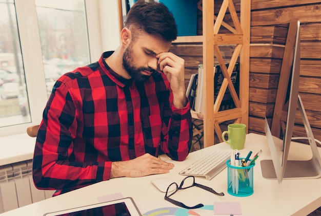 Portrait d'homme fatigué essayant de terminer une tâche difficile