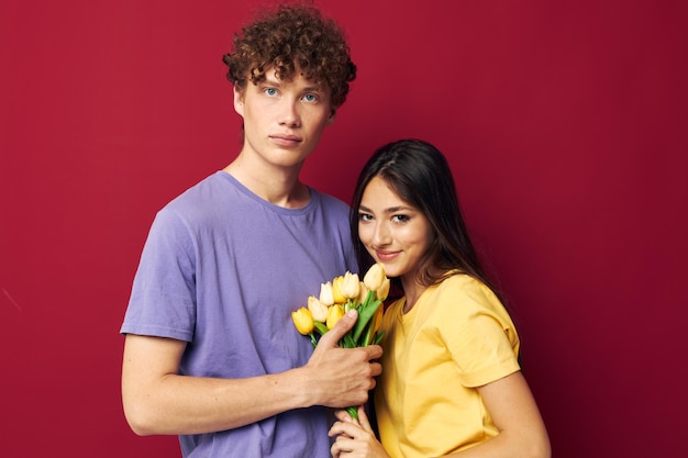Portrait d'un homme et d'une femme un bouquet de fleurs jaunes basées sur le style de vie d'amitié inchangé
