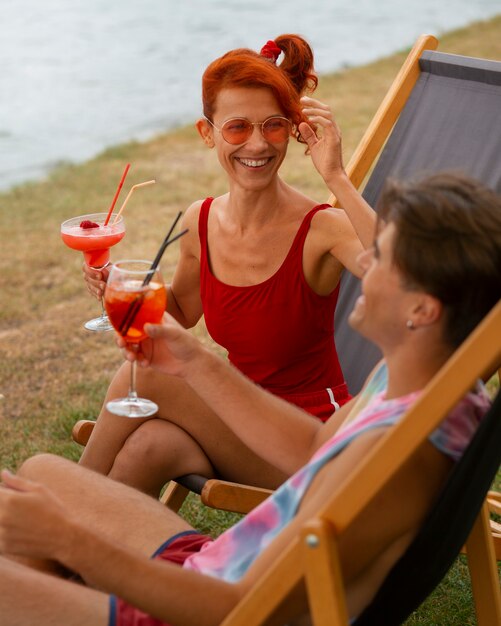 Portrait d'homme et de femme en été avec une esthétique et des cocktails des années 80