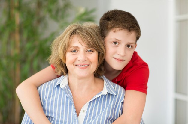 Photo portrait d'un homme et d'une femme souriants