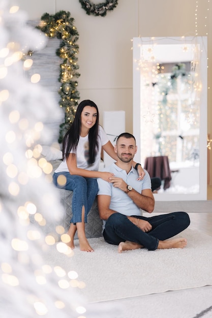 Portrait d'un homme et d'une femme en vacances bel homme avec sa belle femme dans une chambre décorée