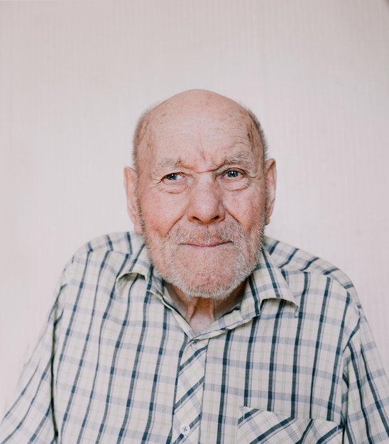 Portrait d'un homme sur un fond gris