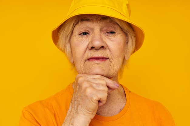 Portrait d'un homme sur un fond jaune