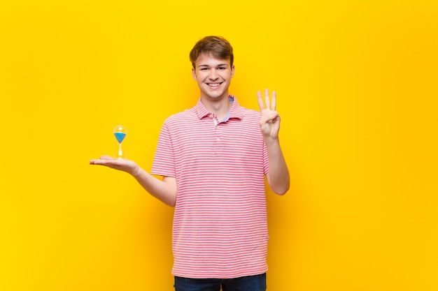 Portrait d'un homme sur fond jaune