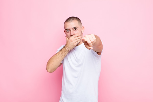 portrait d'un homme sur fond rose