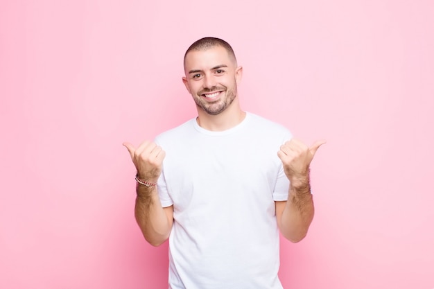 portrait d'un homme sur fond rose