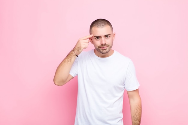 portrait d'un homme sur fond rose