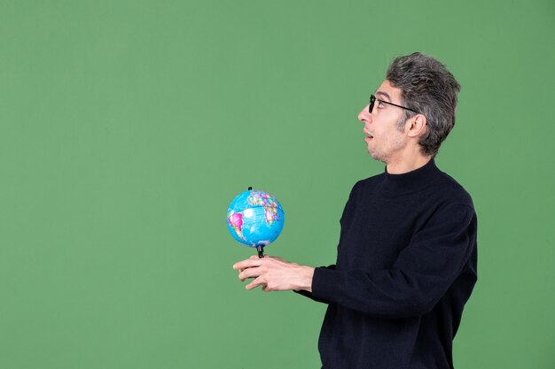 portrait d'un homme de génie donnant un globe terrestre à quelqu'un fond vert air mer enseignant espace école planète