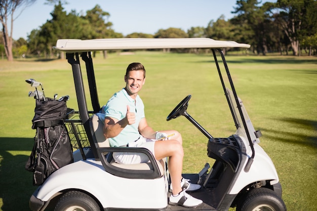 Portrait d'homme golfeur montrant les pouces vers le haut