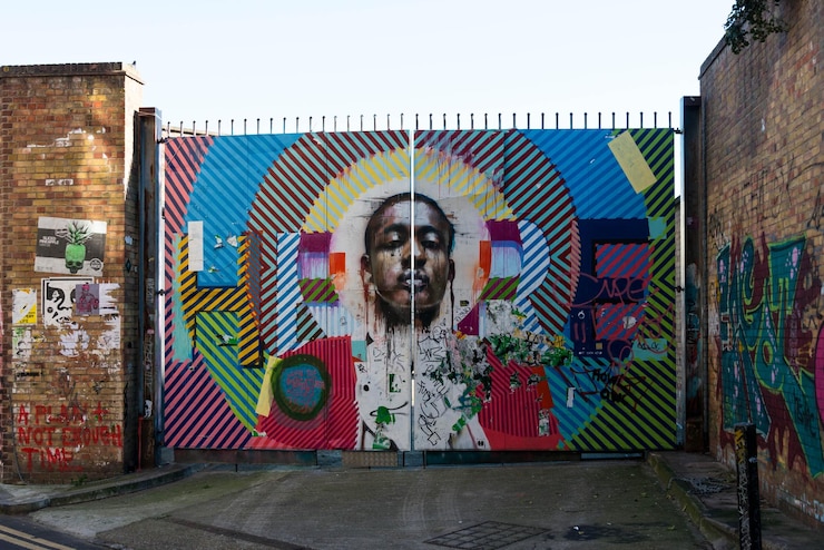 Photo portrait d'un homme avec des graffitis sur le mur