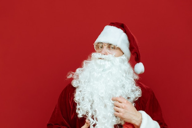 Portrait homme habillé en père Noël